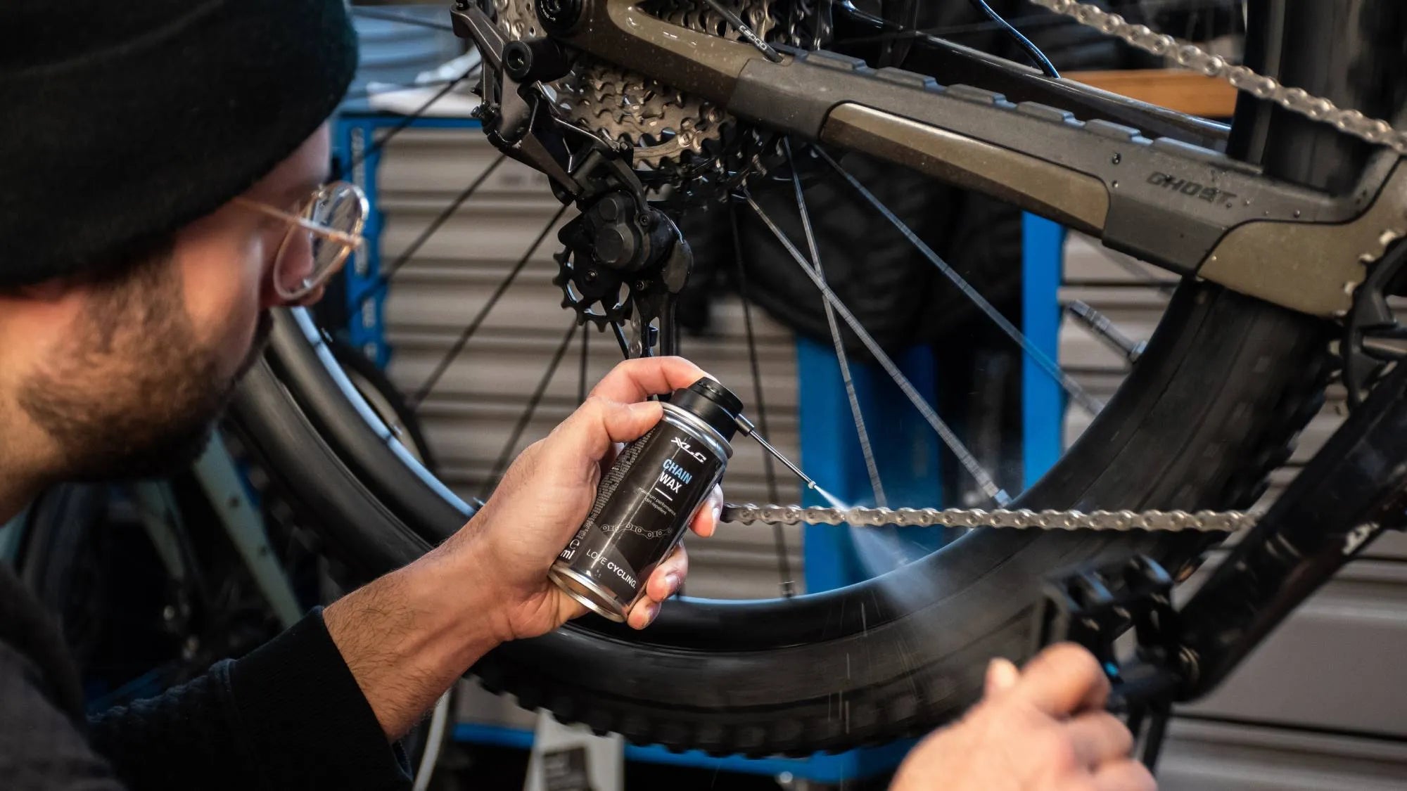 CLEAN AND OIL BIKE CHAINS